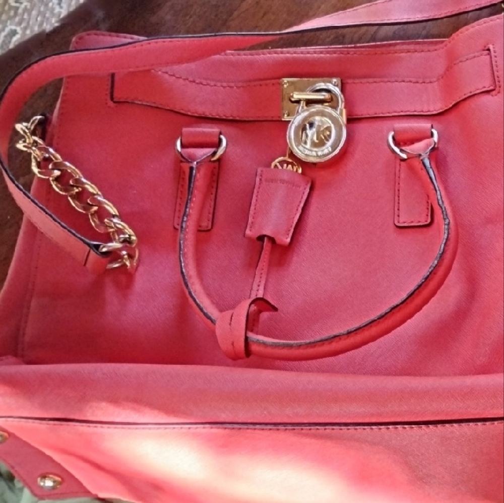 MICHAEL Michael Kors Red Leather Shoulder Bag with Luxurious Finish
